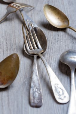 çeşitli kaşık ve çatal rustik ahşap masaya dolaşık