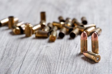 tabanca kartuş boş ca'nın arka plan ile ön planda