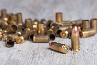 tabanca kartuş boş ca'nın arka plan ile ön planda