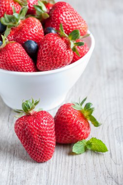 Çilek günlük kahvaltı ahşap tablo