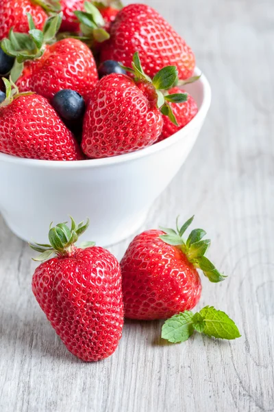 Fresas en mesa de madera con desayuno diario —  Fotos de Stock