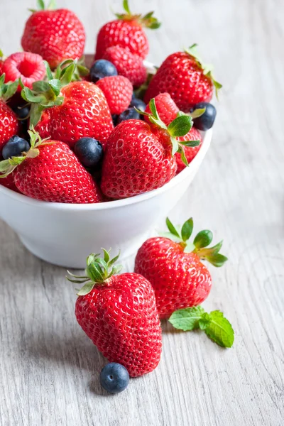 Jordgubbar på träbord med daglig frukost — Stockfoto