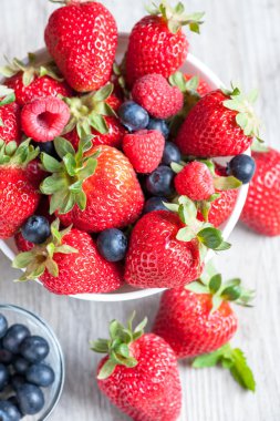 rustik ahşap masa üzerinde çilek bileşimi