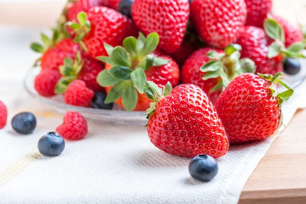 Stilleben av jordbær i skål på bordduk av tre – stockfoto