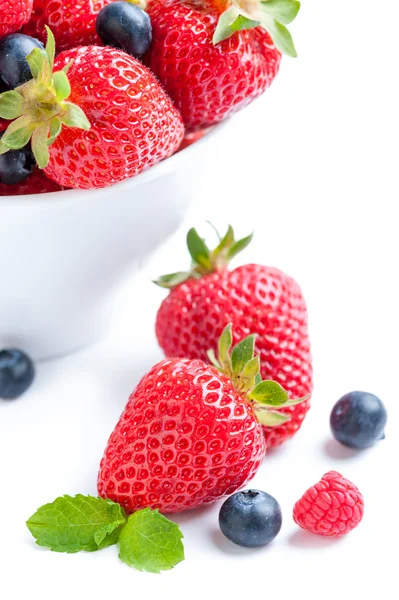 Isolert jordbær med bær og bringebær på hvit bakg – stockfoto