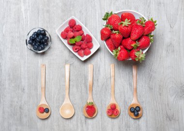 çilek, çilek ve ahududu rustik ahşap tablo