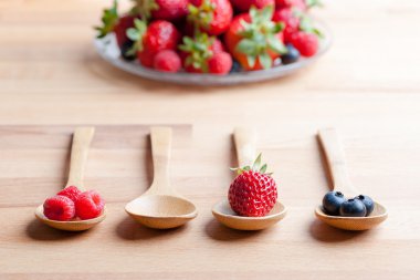 çilek, çilek ve ahududu rustik ahşap tablo