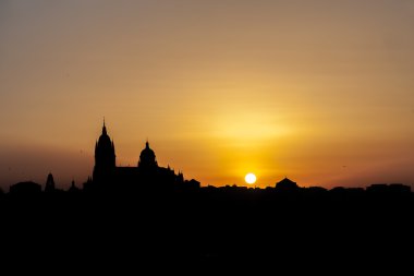 Panoramik şehir Salamanca renk gökyüzü altınla