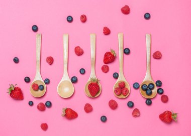 pembe karton havai görünümü üzerinde çeşitli meyve