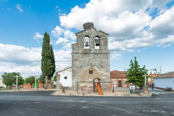西班牙前教会与游乐场设备和树 — 图库照片