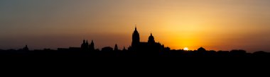 Panoramik şehir Salamanca renk gökyüzü altınla