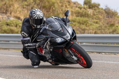 Motosikletler yolda dizlerini ovuşturup, yalan söylüyorlar.