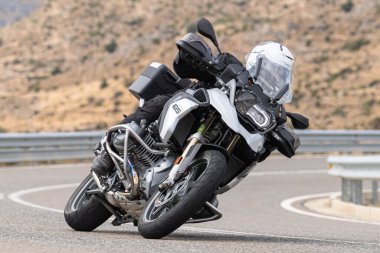 Motosikletler yolda dizlerini ovuşturup, yalan söylüyorlar.