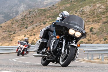 Motosikletler yolda dizlerini ovuşturup, yalan söylüyorlar.