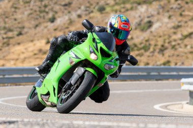 Motosikletler yolda dizlerini ovuşturup, yalan söylüyorlar.