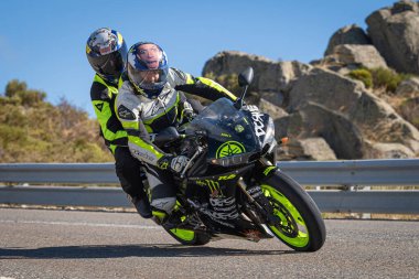 Motosikletler yolda dizlerini ovuşturup, yalan söylüyorlar.