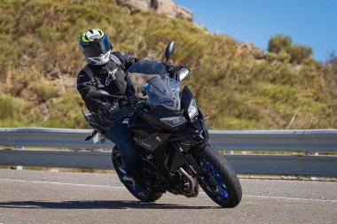 Bisiklet asfaltta dolaşıyordu; fotoğraf Eylül 2020 'de İspanya' nın Avila ilinde çekildi