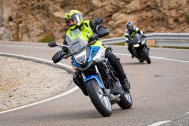 Bisiklet asfaltta dolaşıyordu; fotoğraf Eylül 2020 'de İspanya' nın Avila ilinde çekildi