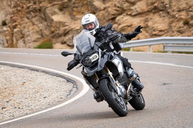 Bisiklet asfaltta dolaşıyordu; fotoğraf Eylül 2020 'de İspanya' nın Avila ilinde çekildi