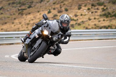 Bisiklet asfaltta dolaşıyordu; fotoğraf Eylül 2020 'de İspanya' nın Avila ilinde çekildi