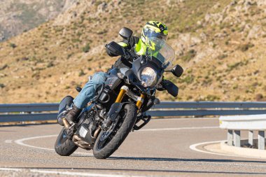 Bisiklet asfaltta dolaşıyordu; fotoğraf Eylül 2020 'de İspanya' nın Avila ilinde çekildi