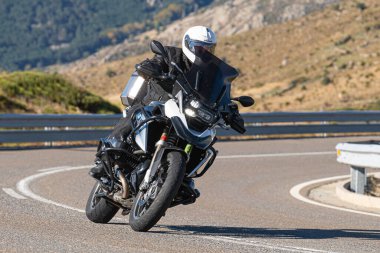 Bisiklet asfaltta dolaşıyordu; fotoğraf Eylül 2020 'de İspanya' nın Avila ilinde çekildi