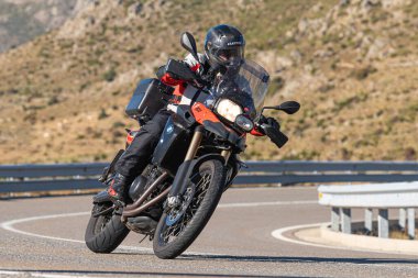 Bisiklet asfaltta dolaşıyordu; fotoğraf Eylül 2020 'de İspanya' nın Avila ilinde çekildi