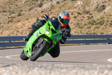 Bisiklet asfaltta dolaşıyordu; fotoğraf Eylül 2020 'de İspanya' nın Avila ilinde çekildi