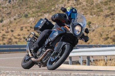 Bisiklet asfaltta dolaşıyordu; fotoğraf Eylül 2020 'de İspanya' nın Avila ilinde çekildi