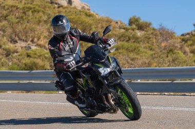 Bisiklet asfaltta dolaşıyordu; fotoğraf Eylül 2020 'de İspanya' nın Avila ilinde çekildi