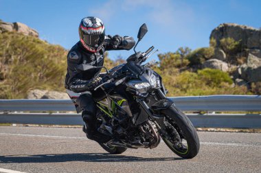 Bisiklet asfaltta dolaşıyordu; fotoğraf Eylül 2020 'de İspanya' nın Avila ilinde çekildi