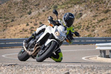 Bisiklet asfaltta dolaşıyordu; fotoğraf Eylül 2020 'de İspanya' nın Avila ilinde çekildi