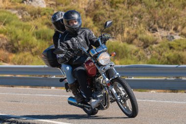 Bisiklet asfaltta dolaşıyordu; fotoğraf Eylül 2020 'de İspanya' nın Avila ilinde çekildi