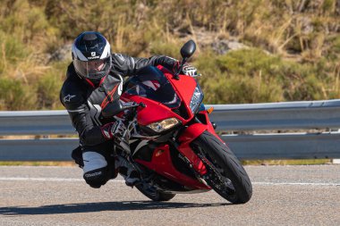 Bisiklet asfaltta dolaşıyordu; fotoğraf Eylül 2020 'de İspanya' nın Avila ilinde çekildi