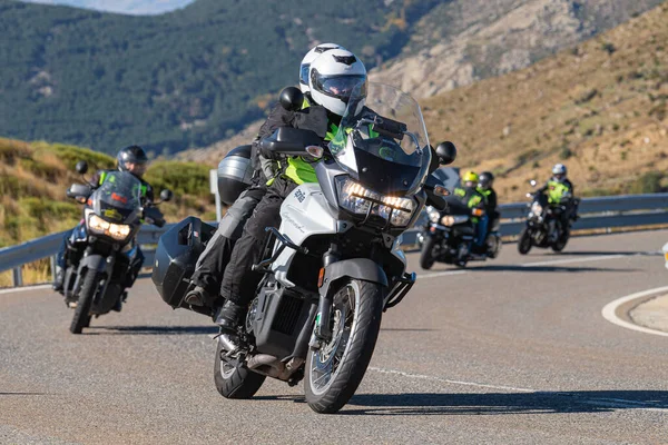 Ön planda yol bisikleti, asfaltta sürüyor ve virajda yatıyor. Fotoğraf Eylül 202 'de İspanya' nın Avila ilinde çekildi.