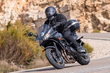 28 Mart 2021 'de İspanya, Avila' da bulunan Navalmoral Limanı 'nda motosikletini süren motorcu