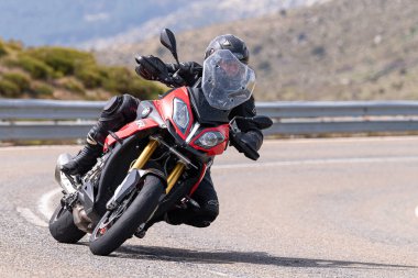 28 Mart 2021 'de İspanya, Avila' da bulunan Navalmoral Limanı 'nda motosikletini süren motorcu