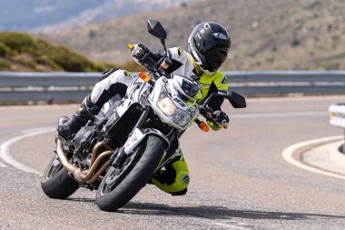 28 Mart 2021 'de İspanya, Avila' da bulunan Navalmoral Limanı 'nda motosikletini süren motorcu