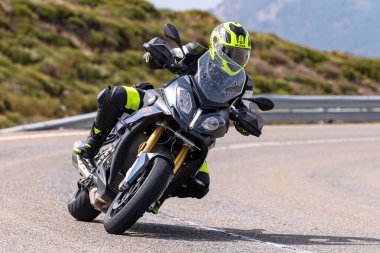 28 Mart 2021 'de İspanya, Avila' da bulunan Navalmoral Limanı 'nda motosikletini süren motorcu