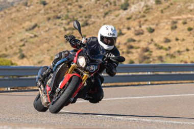 Bisikletiyle viraj alan bir motorcu. Fotoğraf 11 Kasım 2020 'de İspanya' nın Avila ilindeki Navalmoral limanında çekildi.