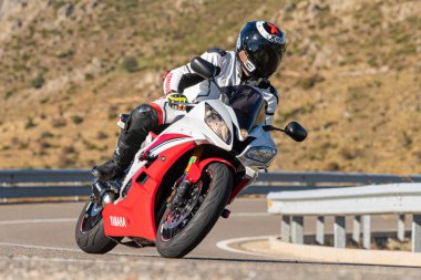 Bisikletiyle viraj alan bir motorcu. Fotoğraf 11 Kasım 2020 'de İspanya' nın Avila ilindeki Navalmoral limanında çekildi.