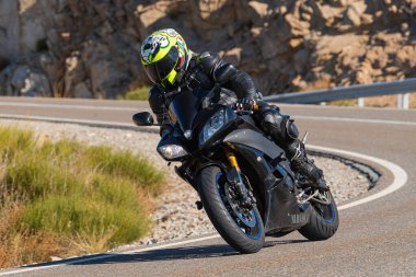 Bisikletiyle viraj alan bir motorcu. Fotoğraf 11 Kasım 2020 'de İspanya' nın Avila ilindeki Navalmoral limanında çekildi.