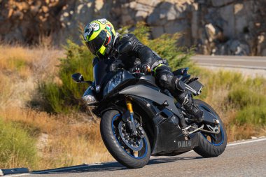 Bisikletiyle viraj alan bir motorcu. Fotoğraf 11 Kasım 2020 'de İspanya' nın Avila ilindeki Navalmoral limanında çekildi.