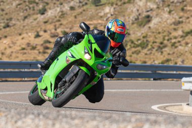 Bisikletiyle viraj alan bir motorcu. Fotoğraf 11 Kasım 2020 'de İspanya' nın Avila ilindeki Navalmoral limanında çekildi.