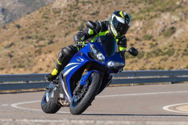 Bisikletiyle viraj alan bir motorcu. Fotoğraf 11 Kasım 2020 'de İspanya' nın Avila ilindeki Navalmoral limanında çekildi.