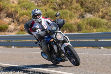 Bisikletiyle viraj alan bir motorcu. Fotoğraf 11 Kasım 2020 'de İspanya' nın Avila ilindeki Navalmoral limanında çekildi.