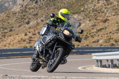 Bisikletiyle viraj alan bir motorcu. Fotoğraf 11 Kasım 2020 'de İspanya' nın Avila ilindeki Navalmoral limanında çekildi.