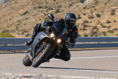 Bisikletiyle viraj alan bir motorcu. Fotoğraf 11 Kasım 2020 'de İspanya' nın Avila ilindeki Navalmoral limanında çekildi.