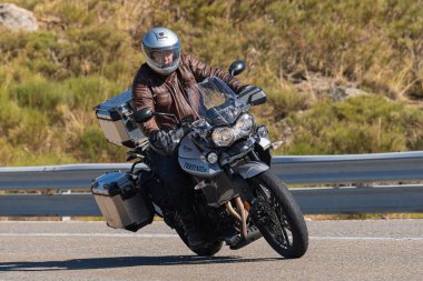 Bisikletiyle viraj alan bir motorcu. Fotoğraf 11 Kasım 2020 'de İspanya' nın Avila ilindeki Navalmoral limanında çekildi.