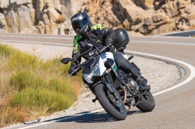 Bisikletiyle viraj alan bir motorcu. Fotoğraf 11 Kasım 2020 'de İspanya' nın Avila ilindeki Navalmoral limanında çekildi.